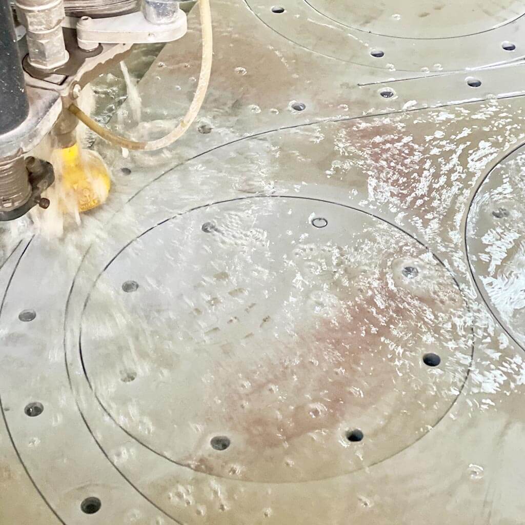 Corte waterjet de precisión en material metálico para uso médico — Tecnometales CNC