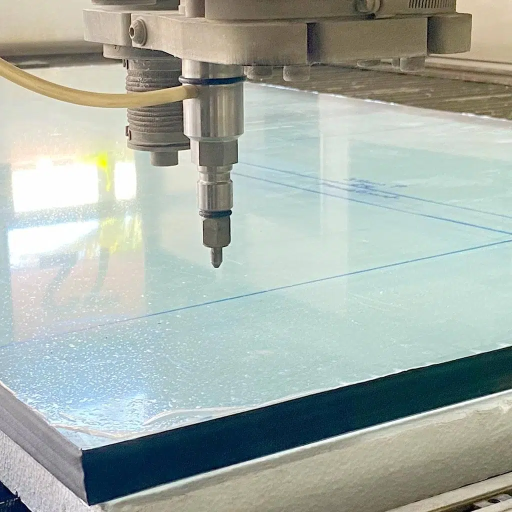 Lámina industrial con piezas circulares recién cortadas